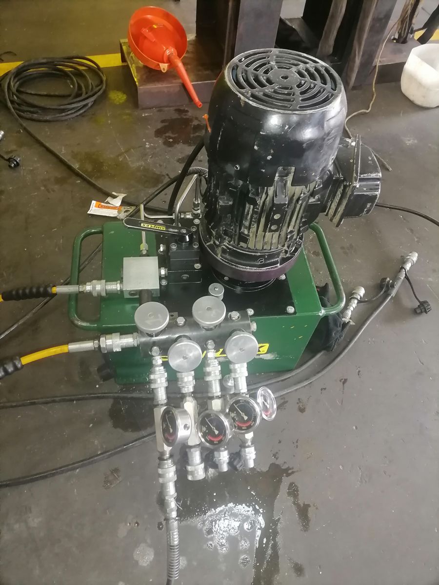 Hydraulic pump and gauges for testing