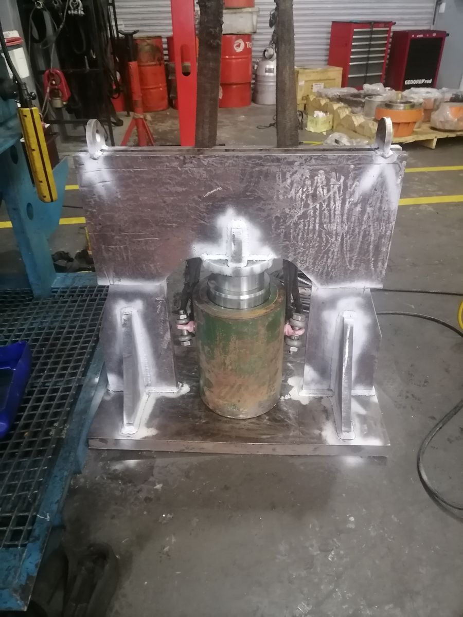 Hydraulic test rig in the workshop
